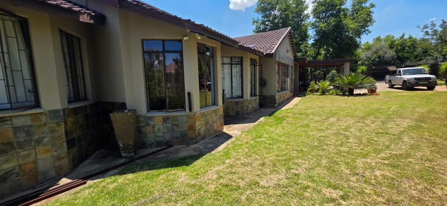 5 Bedroom Property for Sale in Wilkoppies North West